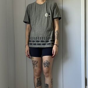 Uniqlo UT x Saka Gura Dassai Japanese Art Khaki Green Medium